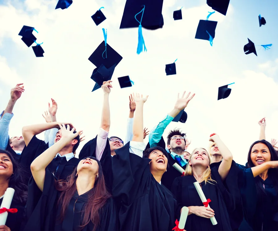 Wisudawan melempar topi toga ke udara